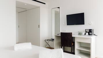 Tweepersoonskamer, balkon | 1 slaapkamer, een minibar, een kluis op de kamer, een bureau