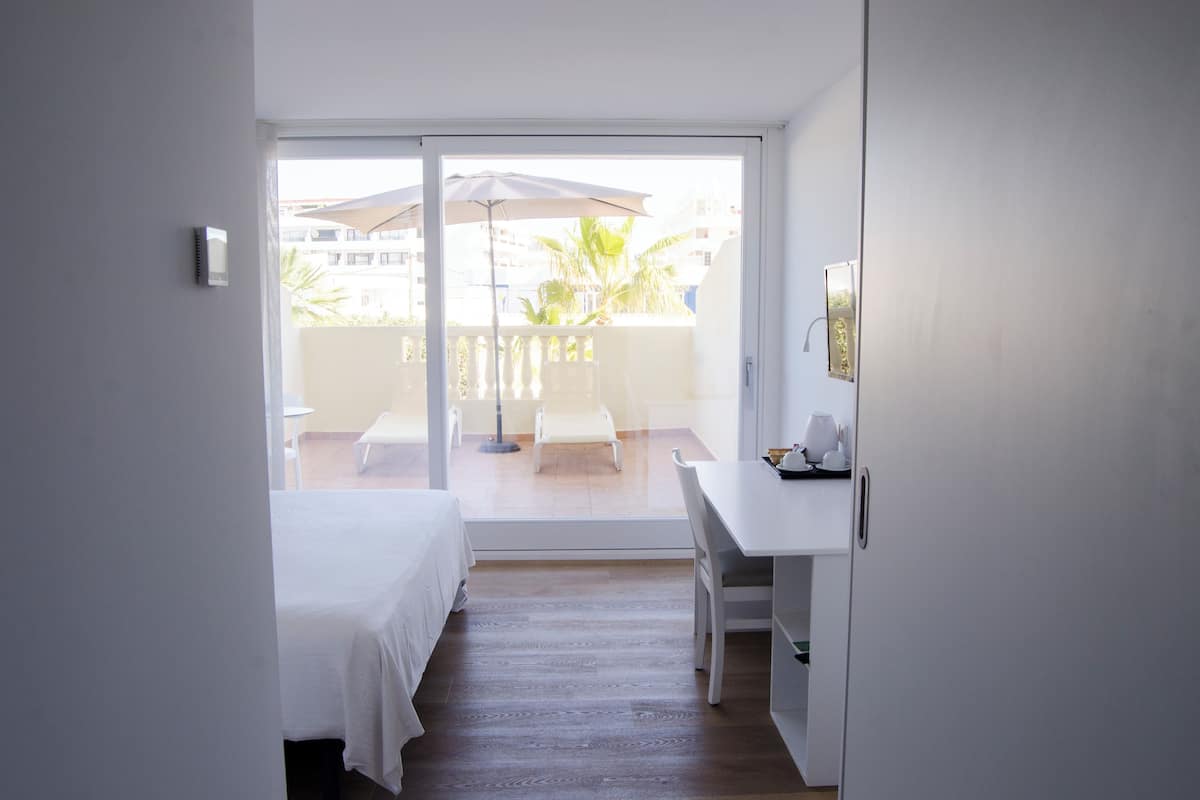 Quarto casal, terraço | 1 quarto, frigobar, cofres nos quartos, escrivaninha
