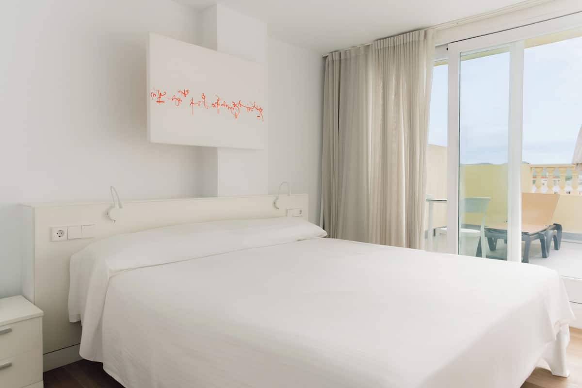 Minibar, in-room safe, desk, free WiFi