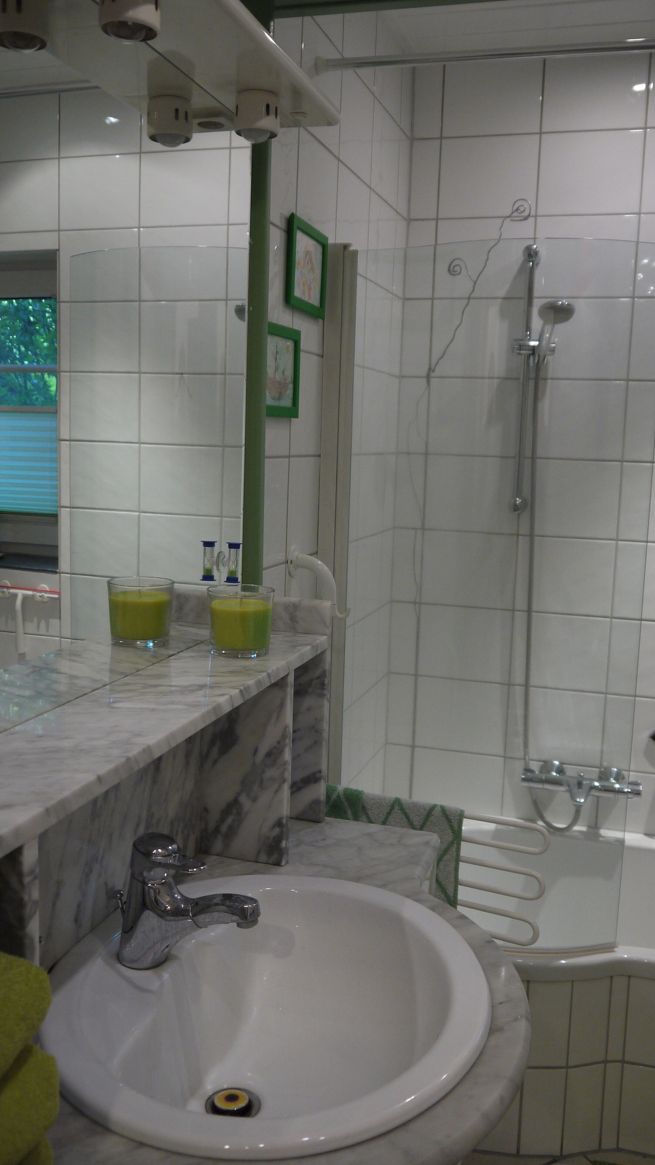Combined shower/tub, hair dryer, towels