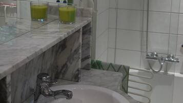 Combined shower/tub, hair dryer, towels