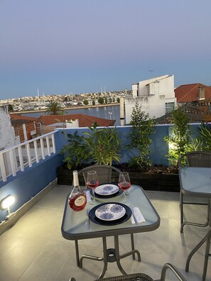 Outdoor dining - SunsetRiver Guesthouse (Portimão)