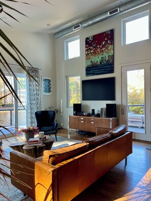 Smart TV, books - Newly Listed Modern Beach House, Centrally located, Sleeps 6, Linens Provided (Southern Shores)