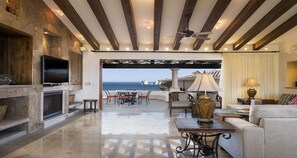 Televisie, een dvd-speler en een stereo