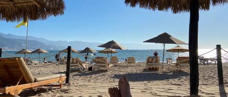 Am Strand, Liegestühle, Strandtücher