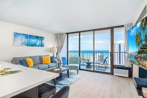 Smart TV - Breathtaking Ocean View 1 BR Condo with Parking! (Honolulu)