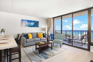 Smart TV - Breathtaking Ocean View 1 BR Condo with Parking! (Honolulu)