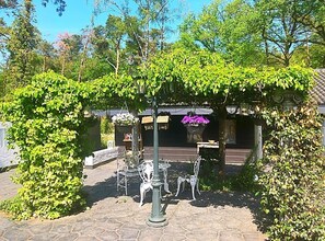 Outdoor dining - Luxe Vila met Verwarmt Zwembad in Twente (Haaksbergen)