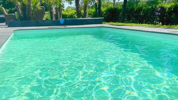 Een buitenzwembad, een verwarmd zwembad