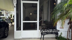 A house with a porch, a bench, and a car parked outside. - 5 miles from Disney & Universal! (Kissimmee)