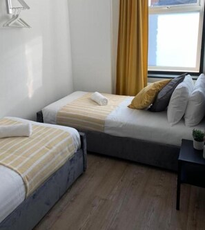 3 habitaciones, tabla de planchar con plancha y acceso a internet 