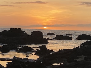 Nær stranden, solsenger og strandhåndklær