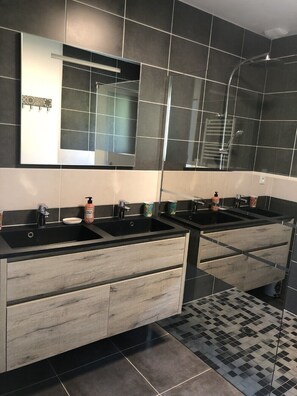 Dusche, Haartrockner, Toilettenpapier
