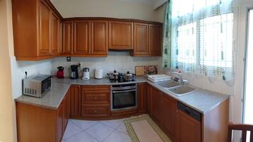 Fridge, microwave, oven, coffee/tea maker