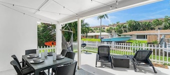 Peaceful & Roomy Waterfront Delray Beach House