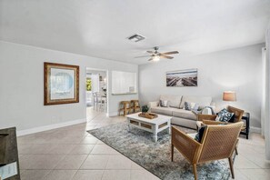 Living area - Peaceful & Roomy Waterfront Delray Beach House (Delray Beach)
