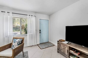 Living area - Peaceful & Roomy Waterfront Delray Beach House (Delray Beach)