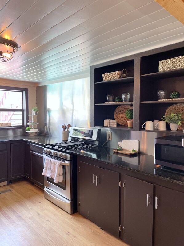 ثلاجة، ميكروويف، فرن، موقد طهي مسطح