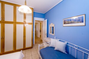 2 chambres, coffres-forts dans les chambres, fer et planche à repasser