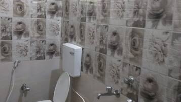 Shower, rainfall showerhead, free toiletries, bathrobes