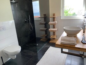 Dusche, Haartrockner, Handtücher, Seife