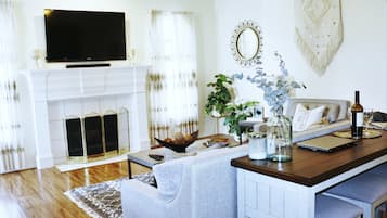 Älytelevisio, takka, kirjoja, työhuone