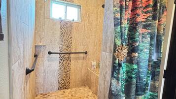 Douche, baignoire à jets, sèche-cheveux, serviettes fournies