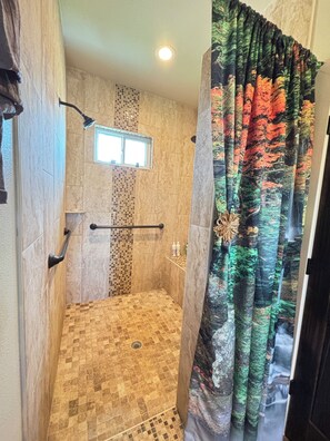 Dusche, Whirlpool, Haartrockner, Handtücher