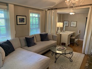 TV connectée, cheminée, livres, imprimantes