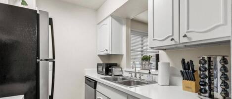 Frigorifero, microonde, forno, piano cottura