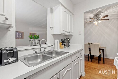 Nice ‘n’ Quiet Downtown Apt, Pool + Free Parking