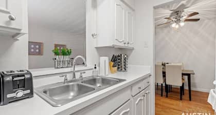 Nice ‘n’ Quiet Downtown Apt, Pool + Free Parking