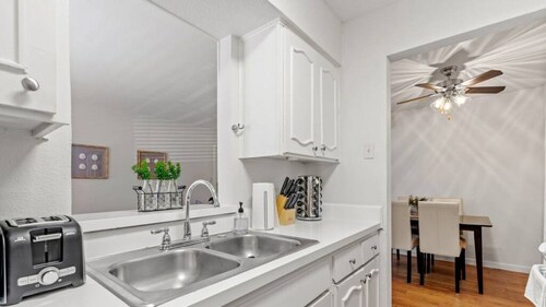 Nice ‘n’ Quiet Downtown Apt, Pool + Free Parking