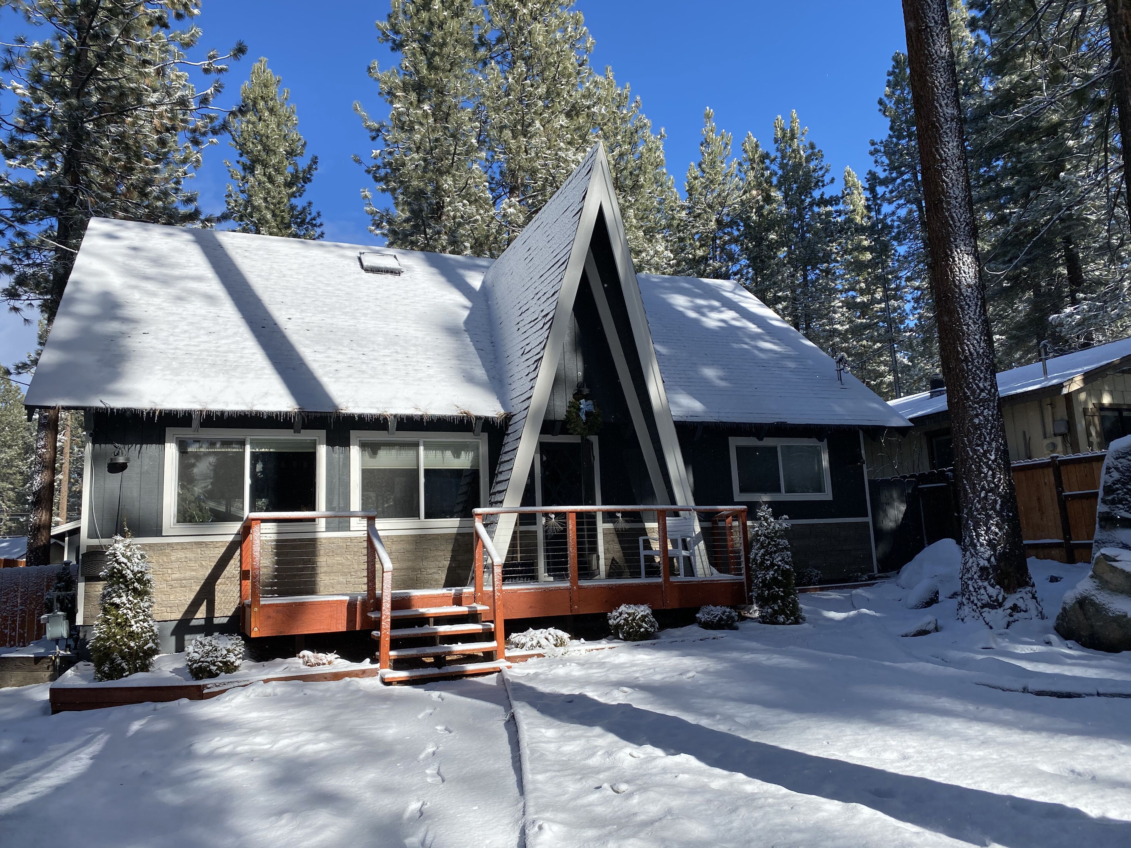 Modern Ski Chalet, 1 mi to Heavenly, Hot Tub, Gourmet Kitchen, Outdoor Fire Pit