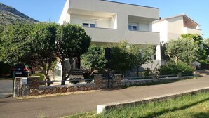 A modern two-story building with a flat roof and large windows. - Holiday apartment mit Klimaanlage und Terrasse (Starigrad-Paklenica)