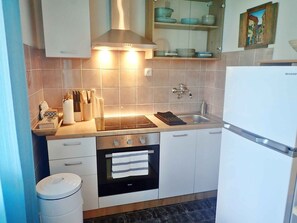 冷蔵庫、オーブン、コンロ、コーヒー / ティーメーカー