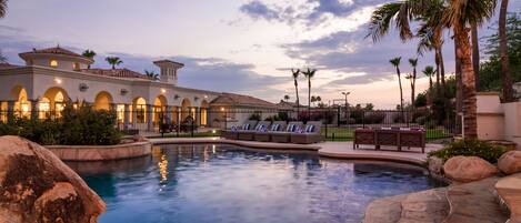 Utendørsbasseng og et oppvarmet basseng