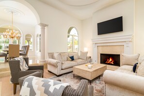 Smart TV, fireplace, foosball, table tennis - ♥Idyllic Resort Villa♥WaterSlide♥Pickle-Ball♥Golf♥Mountain Views♥ (Scottsdale)
