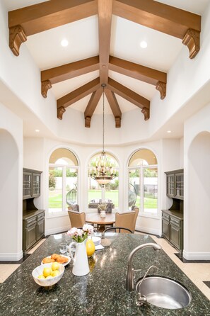 Dining - ♥Idyllic Resort Villa♥WaterSlide♥Pickle-Ball♥Golf♥Mountain Views♥ (Scottsdale)
