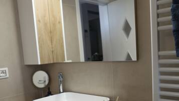 Douche, sĂšche-cheveux, bidet, serviettes fournies