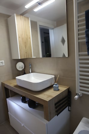 Douche, séchoir à cheveux, bidet, serviettes fournies