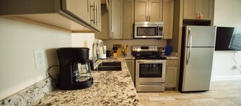 🔥 WALK 2 BEACH ❤️| SLEEPS 4 W/ W+D +NEAR CASINOS