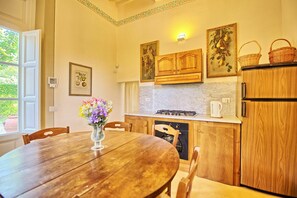 Frigorifero, forno, piano cottura, lavastoviglie