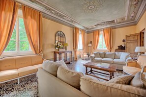 Living area - Stunning private villa with private pool, WIFI, A/C, TV, terrace and panoramic view, close to Lu... (Segromigno In Monte)