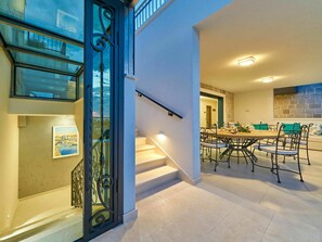 Unclassified image, 4 of 50, button