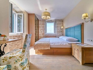 6 bedrooms, iron/ironing board, travel cot, free WiFi