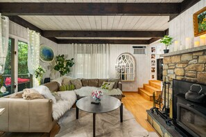 Smart-TV, Kamin, Tischtennisplatte, Bücher