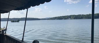 Beautiful Lakefront Views - Top Rated Unit - SAFE quite neighborhood