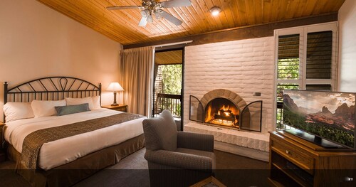 Family-oriented, well-maintained resort by Oak Creek and a short walk to uptown.
