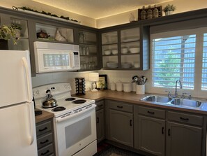 Fridge, microwave, oven, stovetop - Close to DFW airport, steps to running /bicycling trail, shopping & sport events (Bedford)